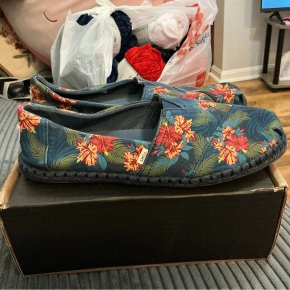 Toms Blue Floral Hawaiian Slip-Ons, size 9.5 - Picture 2 of 5